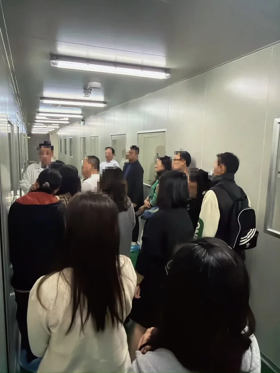 白袍研發人員 — 無菌走廊導覽
